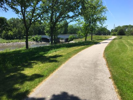 Oak Leaf Trail with Milwaukee River and bridge